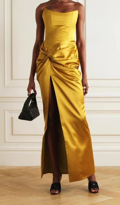 Vestido de fiesta con corsé sin tirantes y abertura